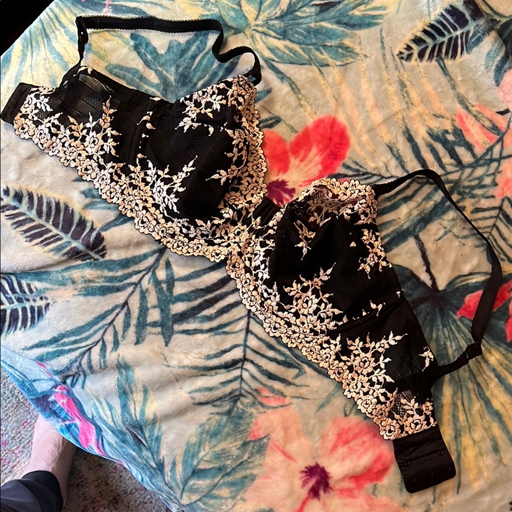Elegant Black and Cream Lace Bra Wacoal 34DDD